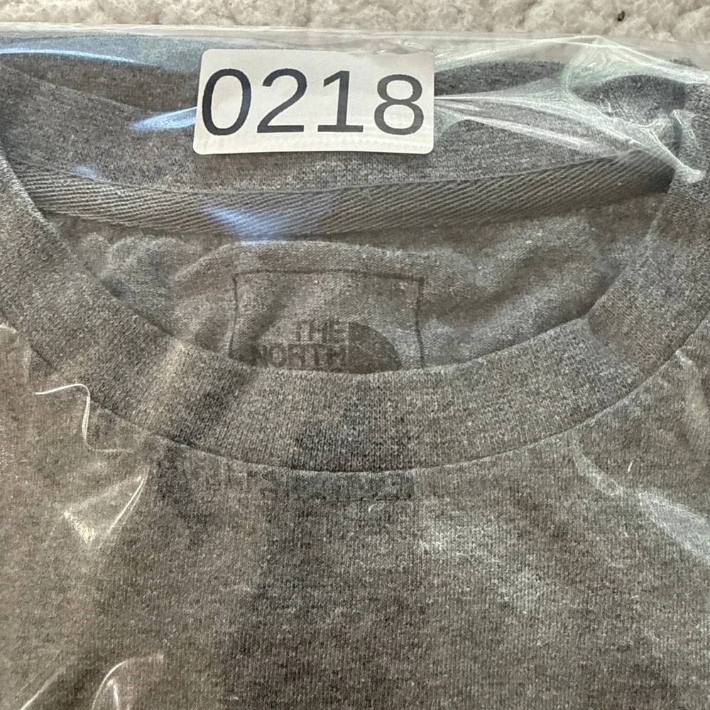 The North Face T-Shirt Mens medium Gray Short Sleeve Logo Tee